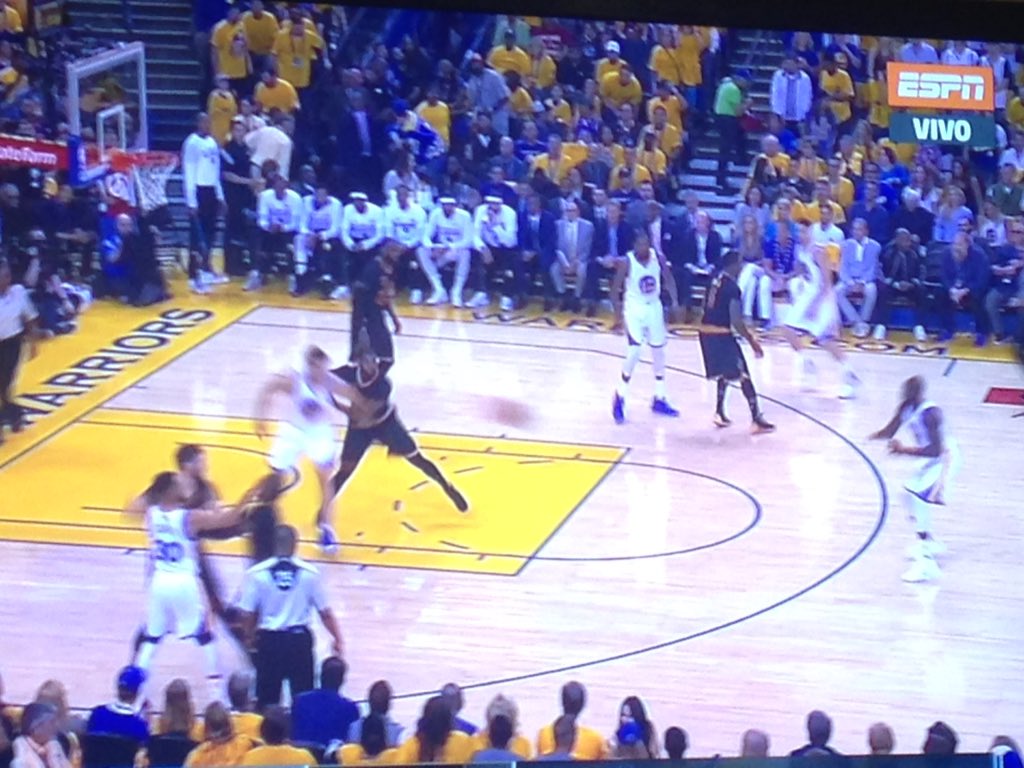 Marcelosantiba's tweet photo. #ModoNBA Cleveland vs Golden State 2do partido final! #Iquique https://t.co/PBS6Y34PUp