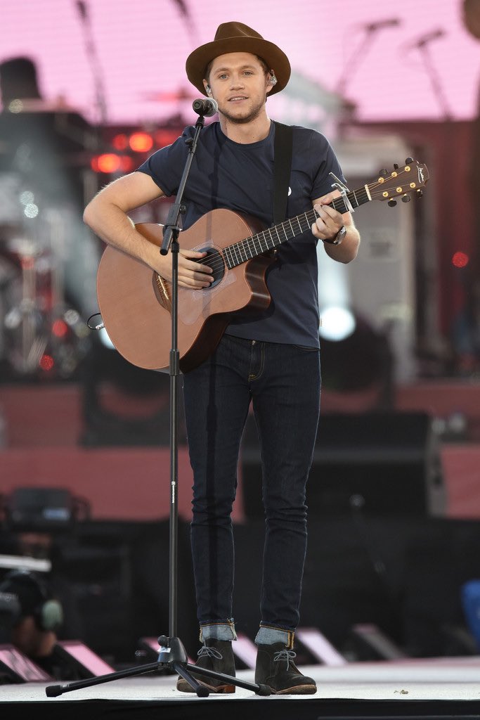 NJHNEWS's tweet photo. June 4th: Niall performing #OneLoveManchester https://t.co/cAN6VlQDwd