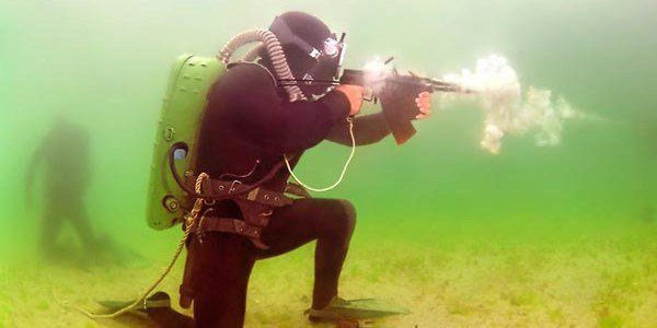 AEnfocus's tweet photo. Las armas de fuego subacuáticas son una cosa, y Rusia está de verdad en ello con el fusil… https://t.co/xPzonuLMku https://t.co/MK5Du4IAIK