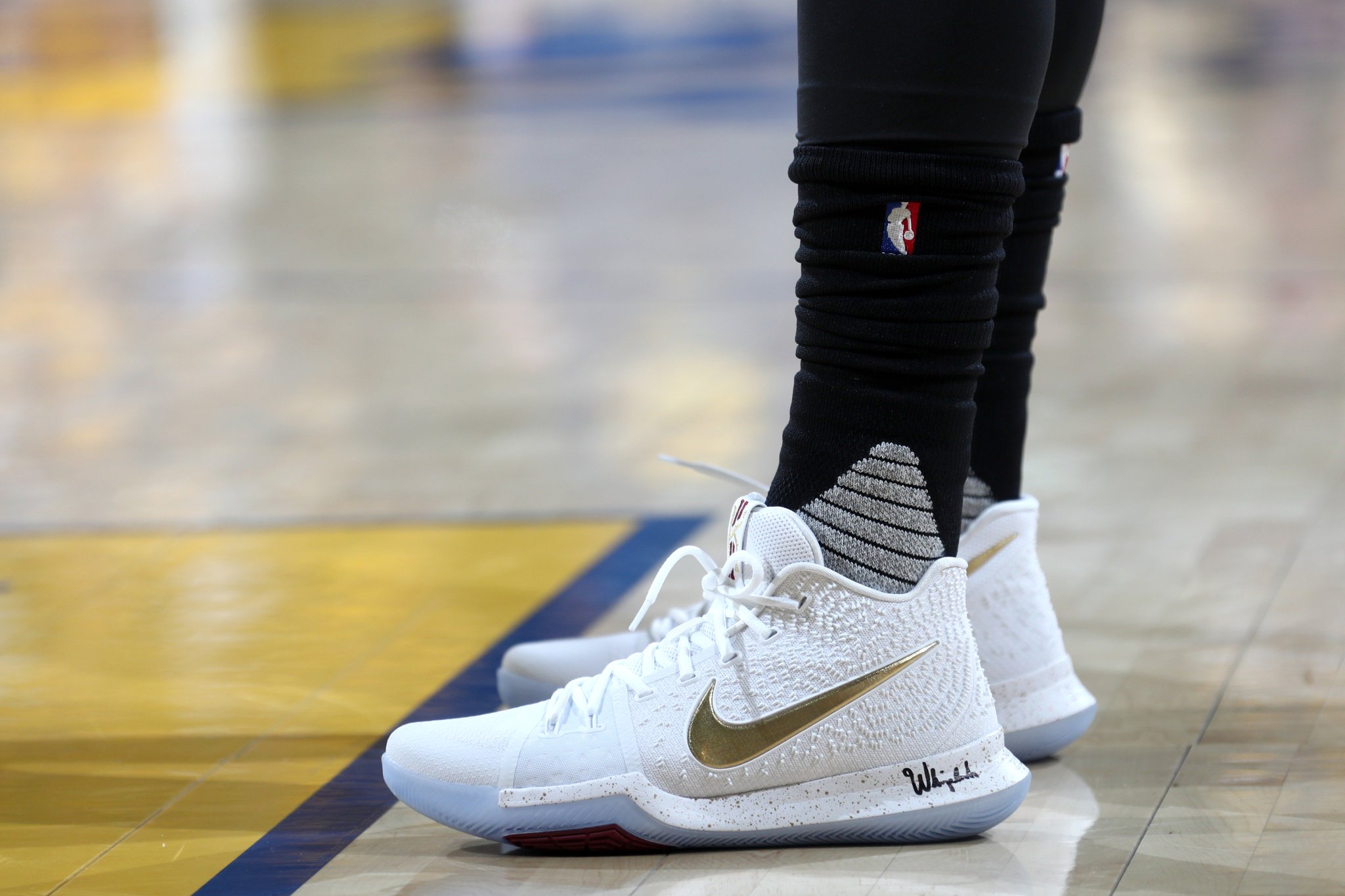 Kyrie 3 finals white and gold online