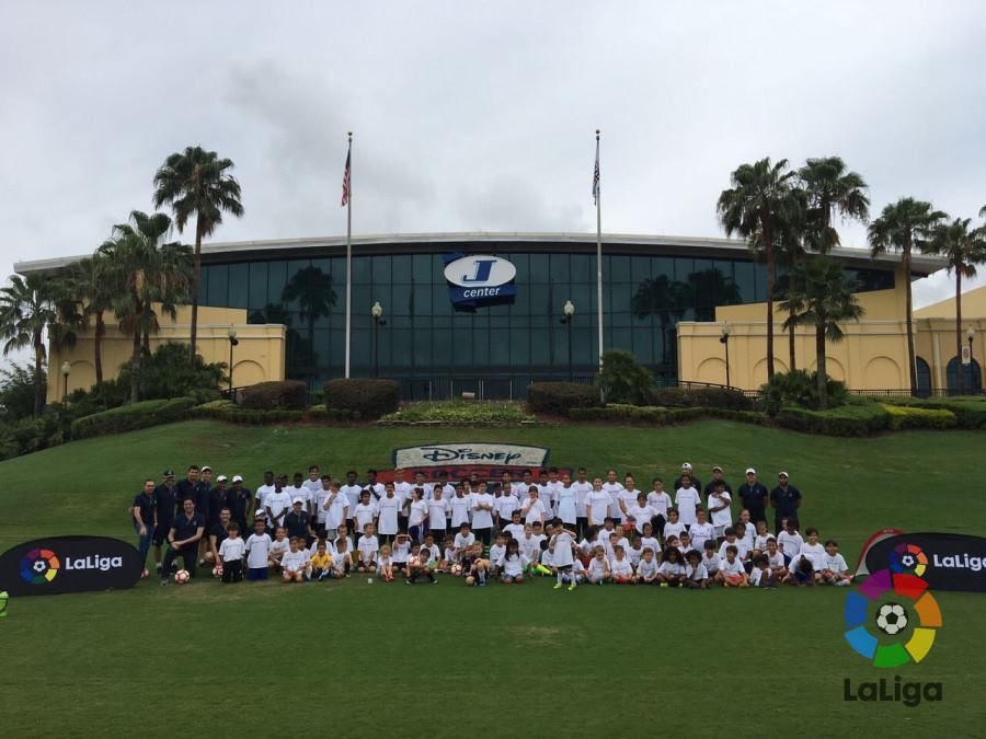 LaLigaEN's tweet photo. A wonderful weekend with @Ideasportfc at our Open House in the @DisneySports teaching kids #LaLiga methodology!! 🙌⚽ https://t.co/F1Q1BtBbei
