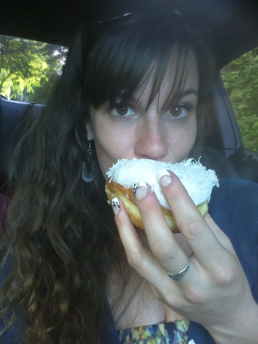 courtney39marie's tweet photo. #SugarProblems🍩 #VoodooDoughnut #PDX #B4Work 4 #L8Night #Energy😊💋 https://t.co/vFTD2ErgXo