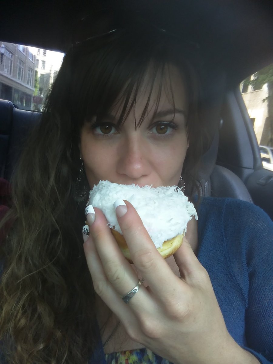 courtney39marie's tweet photo. #SugarProblems🍩 #VoodooDoughnut #PDX #B4Work 4 #L8Night #Energy😊💋 https://t.co/vFTD2ErgXo