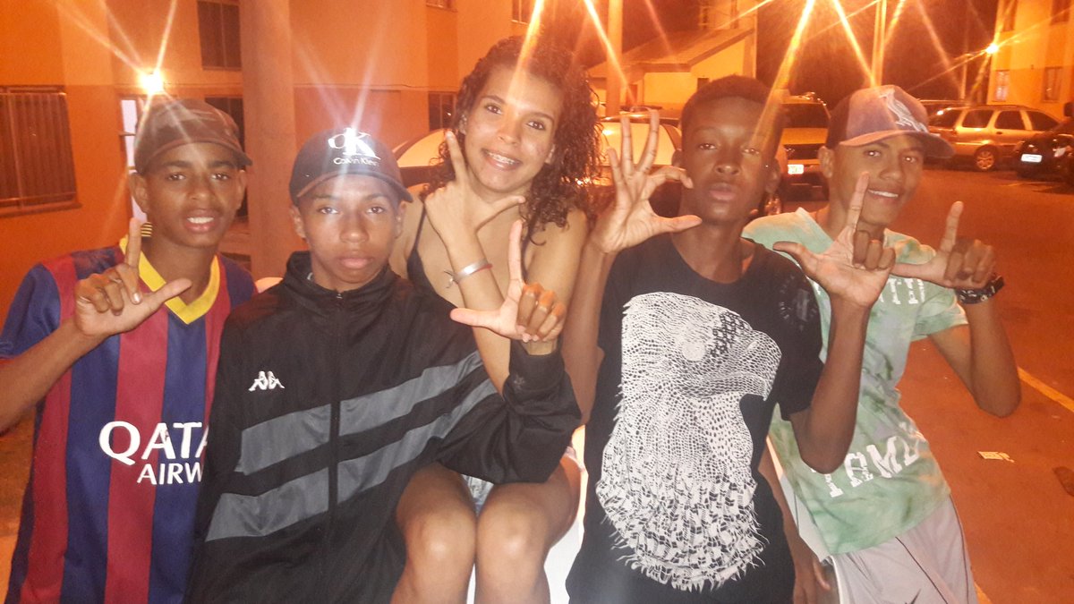 VitriaCabral4's tweet image. Meuus parelhas ..😍💃 #PazLáOsPredinhosDoPassaroNegro