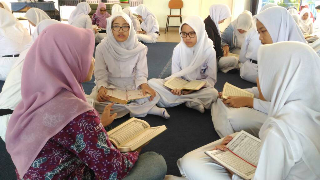 LazuardiGCS's tweet photo. Mari perbanyak tadarus Al Qur'an di bulan #Ramadan. Salah satu kegiatan Gebyar Ramadhan di SMP @Lazuardi_GIS 
@Haidar_Bagir https://t.co/B8Mys4mhqf