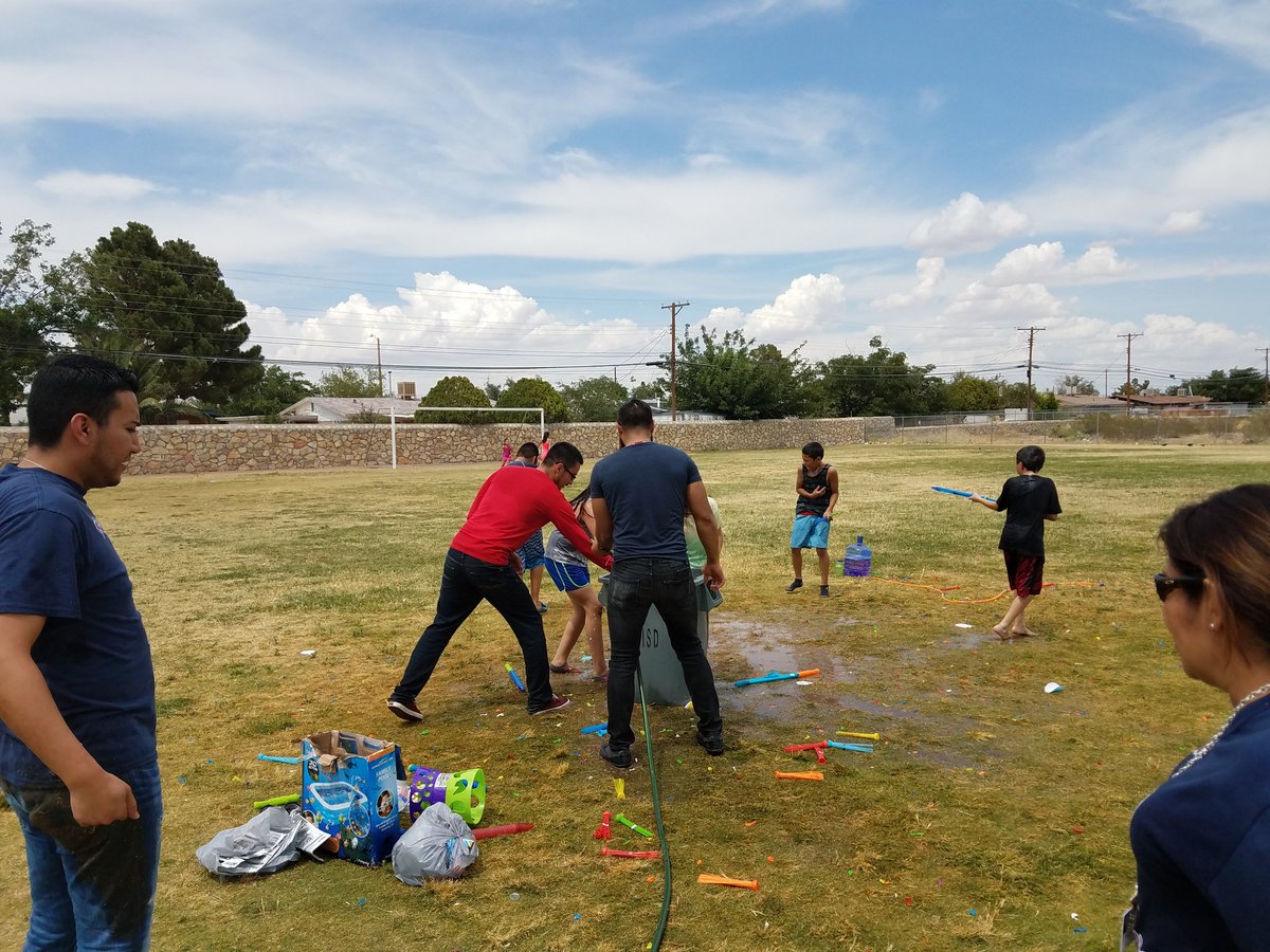 BigLoveWins's tweet photo. Who doesn't lobe water balloons!! 🎈PBIS fun! @ELPASO_ISD @Meb122 #TeamMoye #endoftheyearisalmosthere https://t.co/TxOZWNJMjX