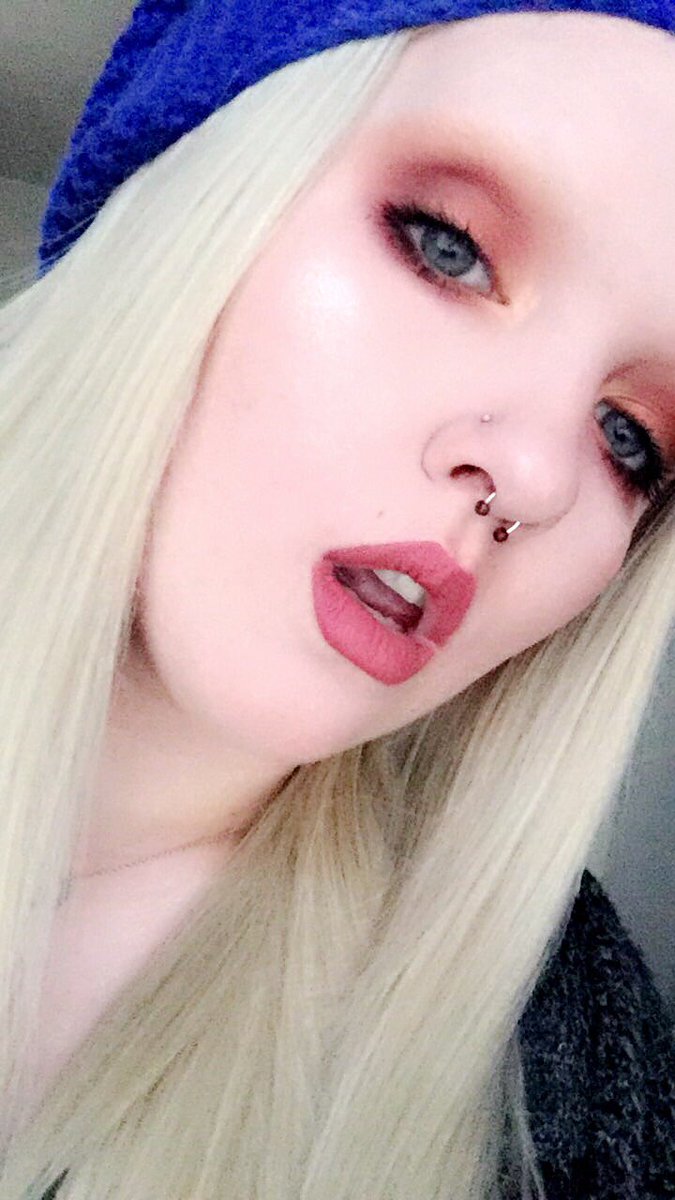 blew_fox's tweet photo. Alien girl. 👽

#makeuplook #alienrealness #noeyebrows #jeffreestarcosmetics https://t.co/3vVZINNgbQ