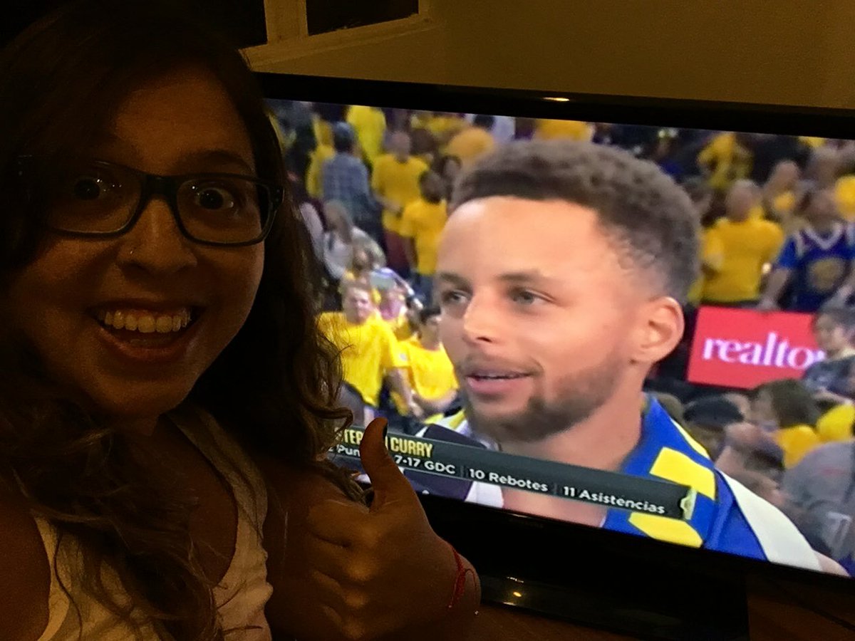 lanadiamaria's tweet photo. quédate con la persona que te mire como Curry me está mirando a mi. https://t.co/CqwYqCTL4G