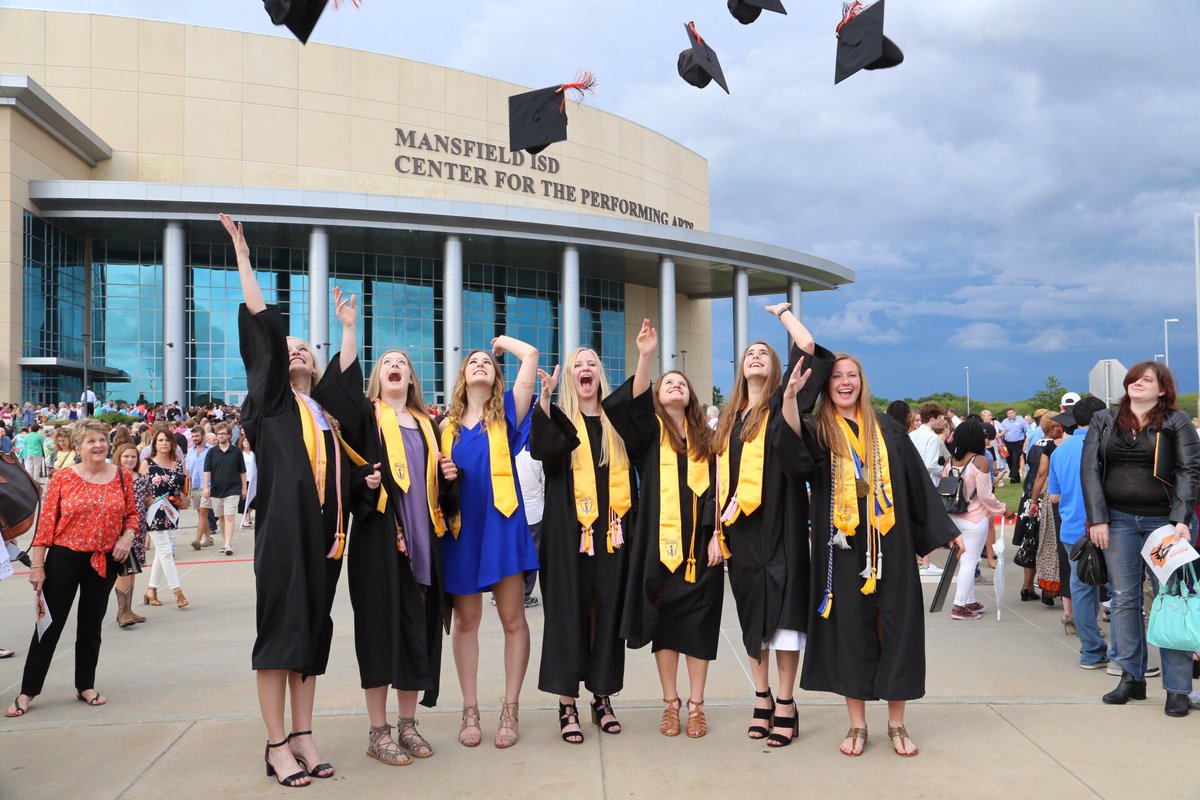 _hannahgrace__'s tweet photo. Coming for you ACU! 🎓🎉 https://t.co/NlFmhgjiXb