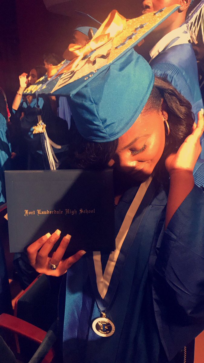 LamonicaBeauty's tweet photo. Words can't describe how I feel rn😩 I didn't cry but lord knows rn i am I made it thank god 🎓💙 class of 2017 we ✌🏾out https://t.co/cCiUyGBnUX