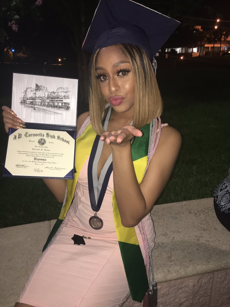SiimplyGabbyy's tweet photo. chapter officially closed 👩🏼‍🎓🎓 #graduation2k17 https://t.co/C1bYfLDY9t