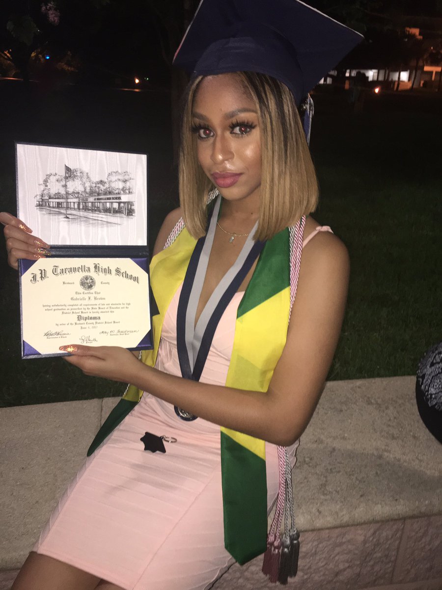 SiimplyGabbyy's tweet photo. chapter officially closed 👩🏼‍🎓🎓 #graduation2k17 https://t.co/C1bYfLDY9t