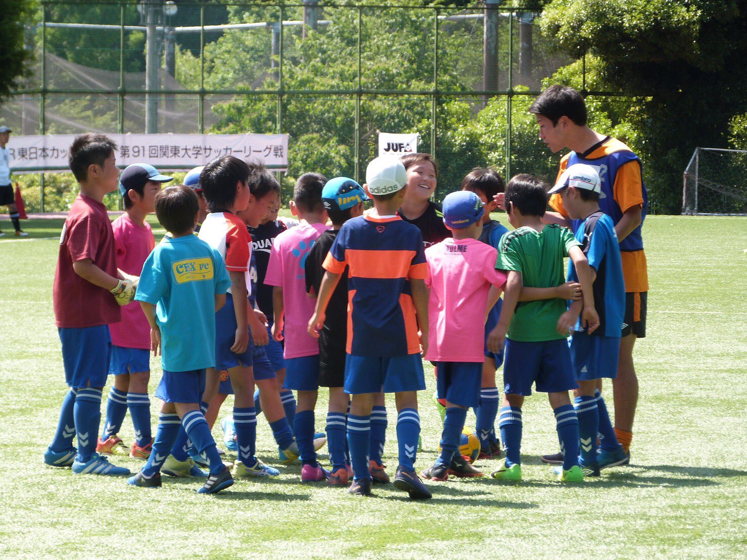 中央大学学友会サッカー部 先日は八王子cbxフットボールクラブにエスコートキッズをして頂きました 試合前には選手とミニゲームを実施しました 笑顔が溢れ 元気いっぱいに走る子供たちの姿から選手もパワーをもらいました 今後も中大サッカー部はこの