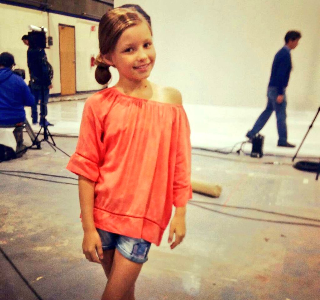 IsaTenaFansPage's tweet photo. Mañana gran estreno de #MiMaridoTieneFamilia 😍👏 No nos podemos perder a la pequeña @IsabellaTenaN #TeamFrida @MiMaridoFamOf @osoriojua 😆❤✨ https://t.co/D9JsuMherU