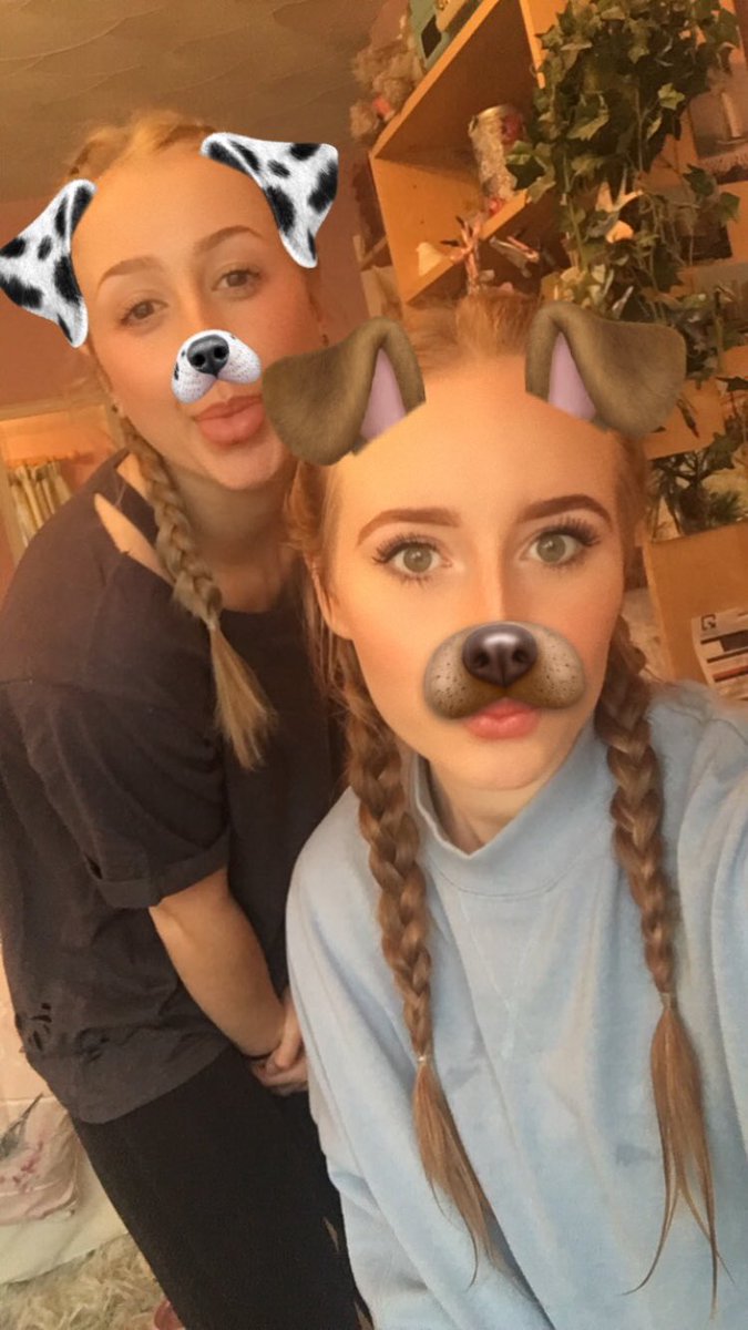 chloeefaulknerr's tweet photo. HAPPY 18th LITTLE BABY!!! Have the best day ever crazy girl!!!!!❤️💘 https://t.co/q5dPGu2VHg