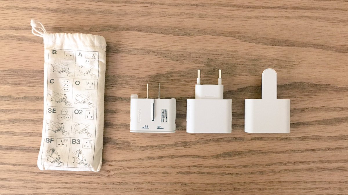 海外の電源🔌は無印のこれでいつも対応。使い方が袋にプリントされているのがかなり良い。旅慣れしたデザイナーの感覚だよなーと。