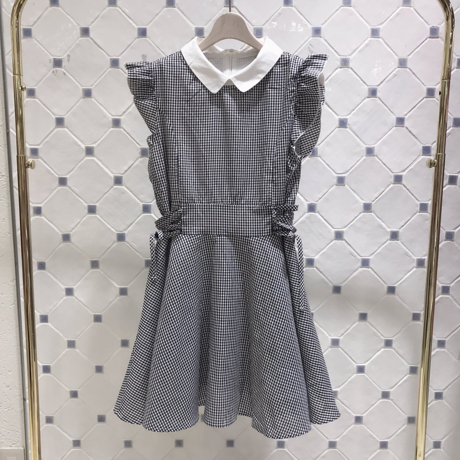 Evelyn Evelyn 近鉄パッセ店 名古屋店で人気のワンピースをご紹介 ギンガムチェックでも首元に襟が付いているので可愛すぎず着やすくなっております サイドの編み上げリボンがポイント 是非店頭にてご覧くださいませ 襟付きギンガム