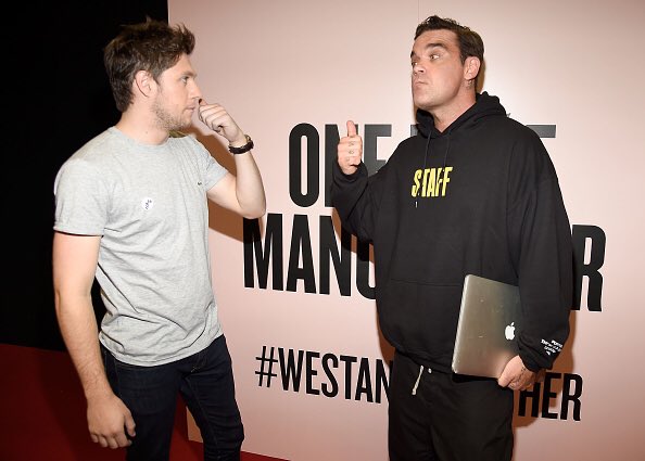 NiallOfficialPH's tweet photo. Niall backstage with @robbiewilliams at #OneLoveManchester ―June 4, 2017 https://t.co/ptU9zNlY7Z