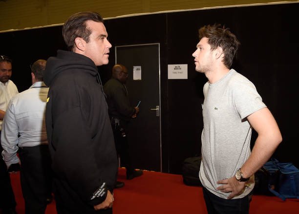 NiallOfficialPH's tweet photo. Niall backstage with @robbiewilliams at #OneLoveManchester ―June 4, 2017 https://t.co/ptU9zNlY7Z