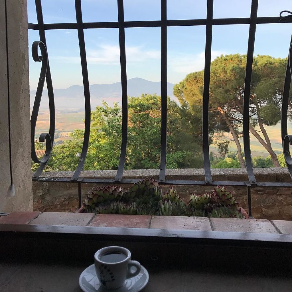 frybrews's tweet photo. My morning view for coffee each morning in Tuscany overlooking Val D'Orcia and Mount Amiata #bella #pienza #italy … https://t.co/KgRIzKj5K9 https://t.co/ArFJvUr94f