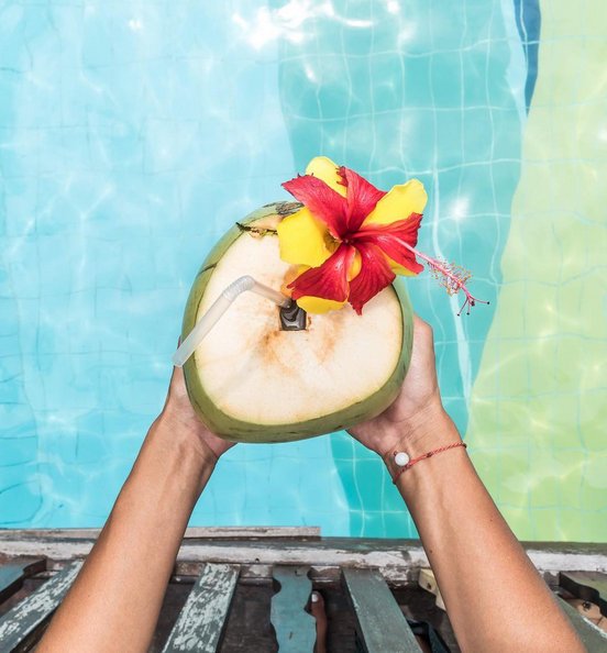 LeMeridienIleM's tweet photo. When you’ve spent the day swimming, it’s time for refreshments - tropical style! https://t.co/RYduVBSL82
