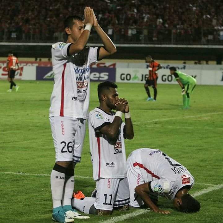 bali_menggugat's tweet photo. Cuma sepakbola yg ga terpngaruh doktrin agama @na_dirs @jokowi @PartaiSocmed @gusmusgusmu indahnya perbedaan https://t.co/ljbrGxGUmz