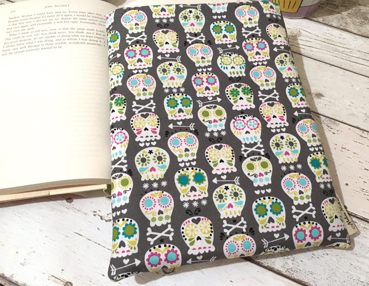 MelvisMakes's tweet photo. Skull Book Cover, Calavera Book Buddy, Bookish Accessories, Sugar… https://t.co/Dpul9BAjHf #Etsy #PaperbackProtector https://t.co/art3vRlaaV