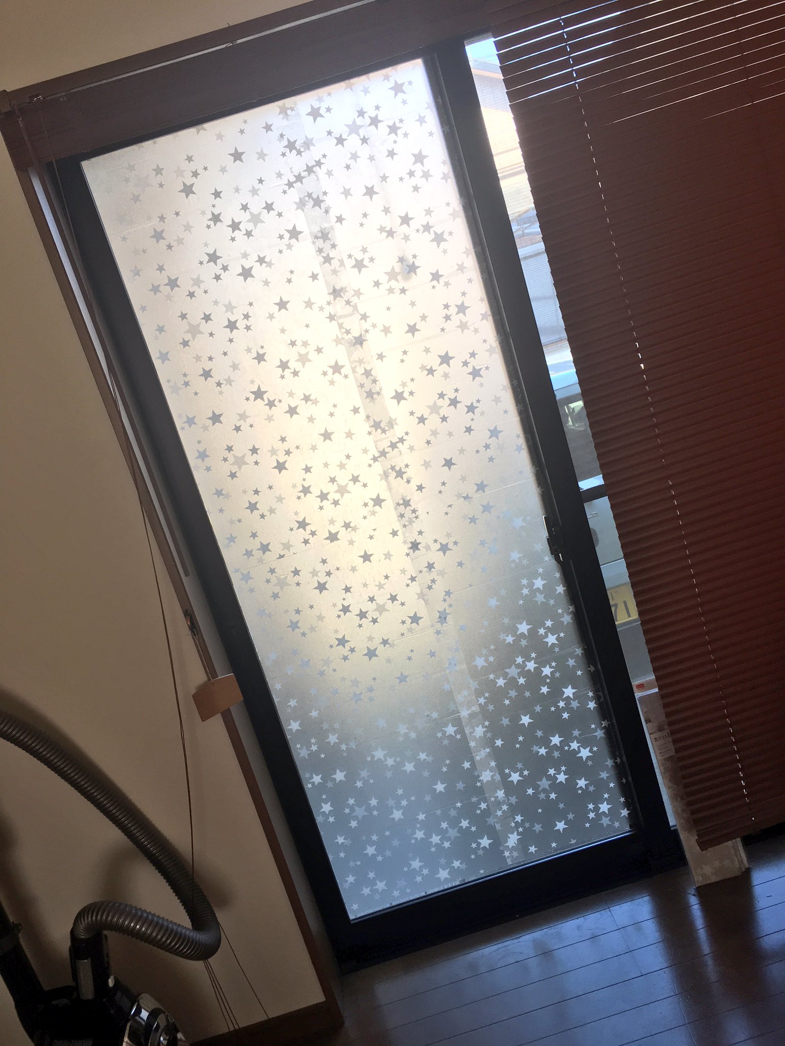 錦 ﾖﾒ ダイソーに売ってある窓ガラス用目隠しシート 貼るのは大変やけど窓に貼ってしまえば外から部屋の中は全く見えなくなる でもちゃんと光は部屋の中に入るからとっても便利 T Co Mod3yuhxga Twitter