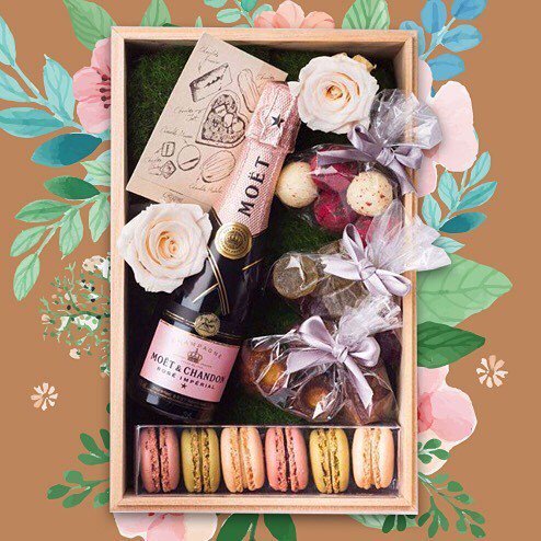 Charncollgifts's tweet photo. Whatever the gift style you have in mind, whoever the recipient is, we will deliver it exclusively for you! Contac… https://t.co/oJorhp8OVp https://t.co/QR5jAqi66c