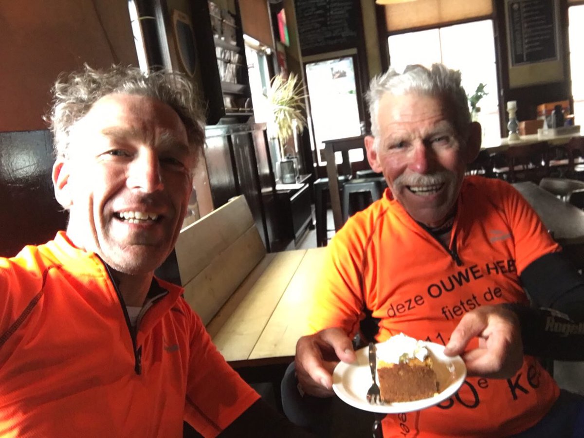 Gijzen500's tweet photo. Mannen zitten in Dokkum al aan de appeltaart!
 #halfuurtjewachten @Fietselfsteden #11steden #onzeouweheer #50ekeer #BernardusGijzen https://t.co/CmwO59fQ3Y
