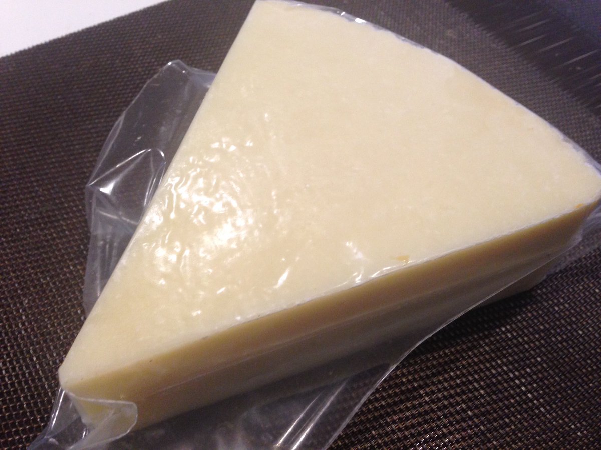 リュウジ 料理のおにいさんバズレシピ 僕はこのチーズを欠かさず冷蔵庫に常備してるのですが こいつ かなり優れもんなんです まず価格 楽天なんかで売ってるんですが500gで1500円程度 100g辺り300円とコストパフォーマンスに優れます 一般的な粉チーズは