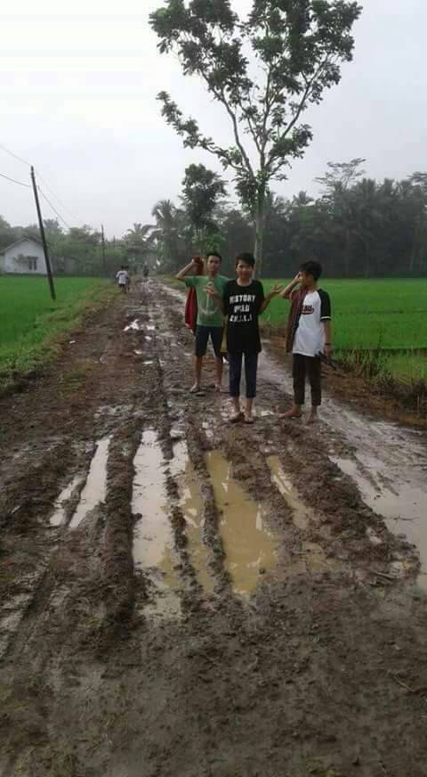 ronisaipul75's tweet photo. @ganjarpranowo pk mohon di bantu desa kami desa Kutasari .cipari .cilacap .jateng sangat prihatin. tidak ada penanganan dri desa kami https://t.co/AbXukdveZG