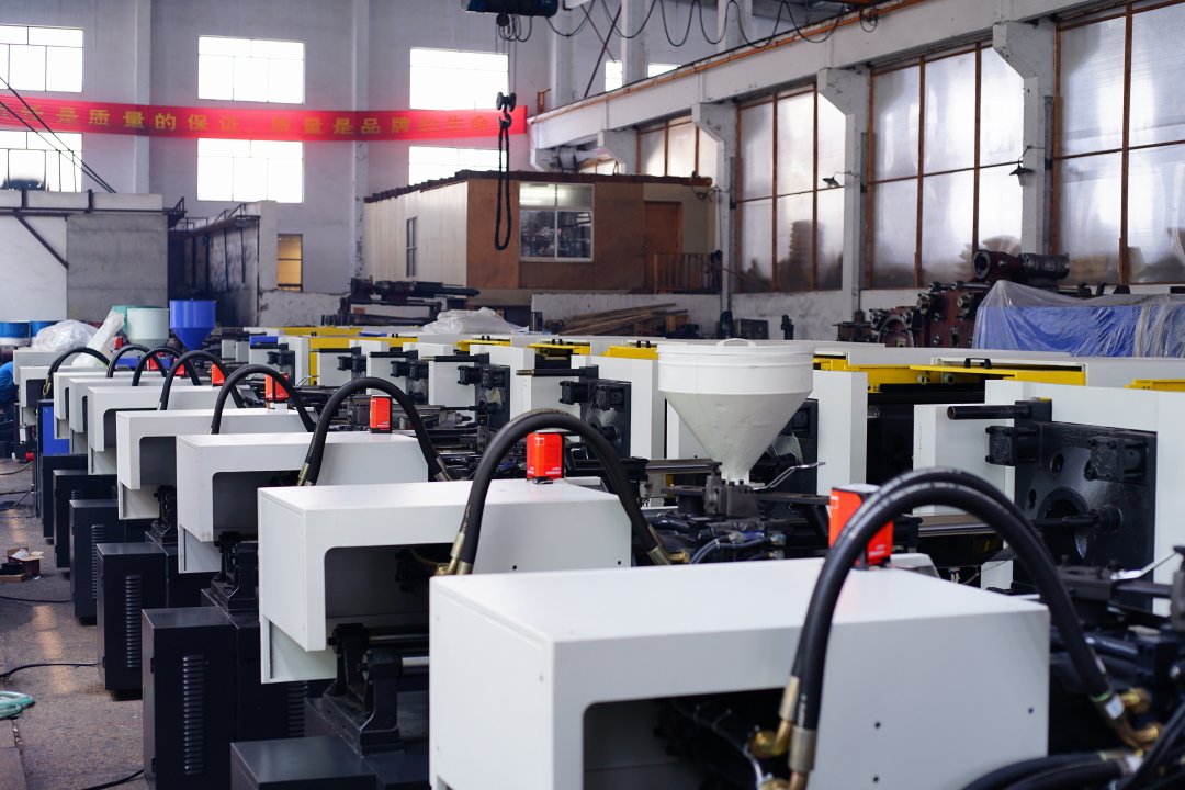 shenzhoumac's tweet photo. neatly arranged #PlasticInjectionMoldingMachine https://t.co/hh2qrWMzOy
