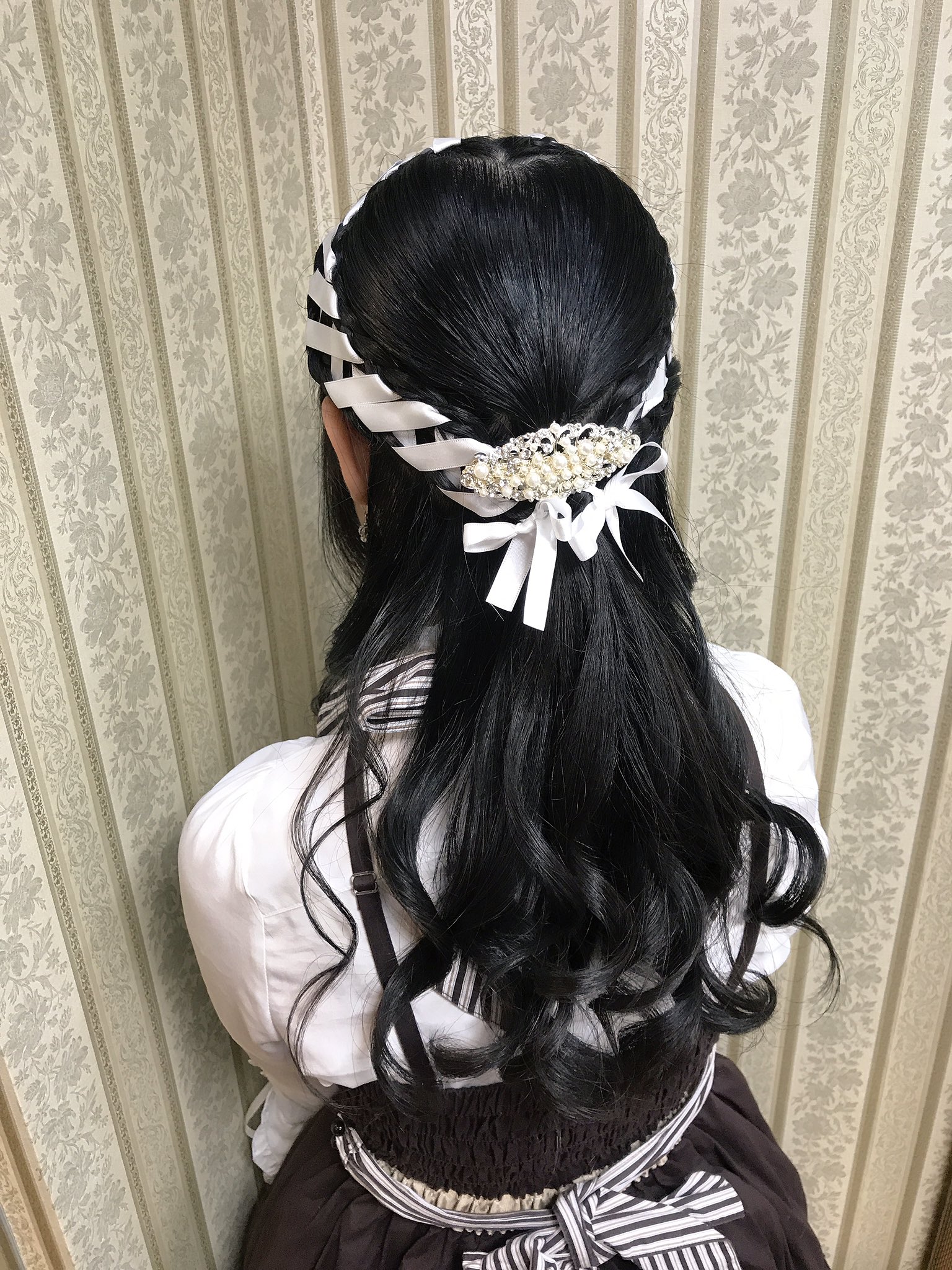 シャンテグラム ヘアアレンジ紹介 リボン編み込みハーフアップ 綺麗な黒髪に白いリボンが映えます T Co W1res5ihxo Twitter