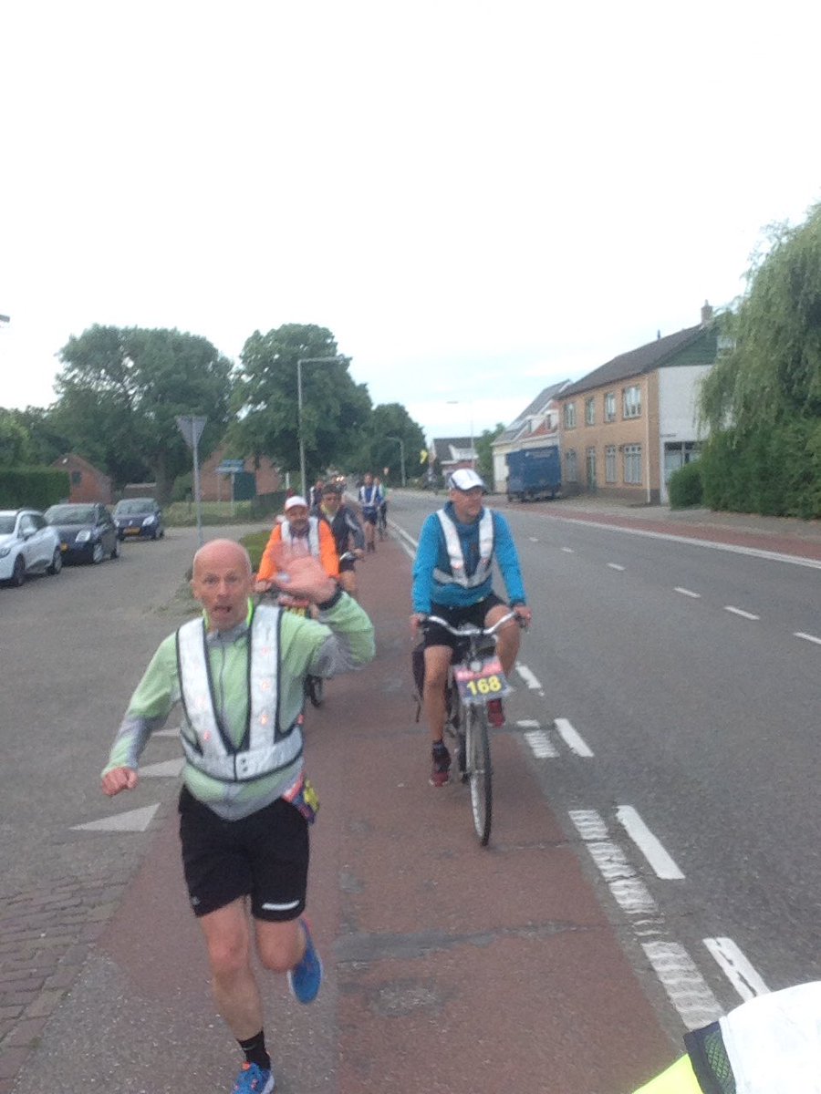 NNo2caNNcer's tweet photo. Een goede morgen van Guy en gans #team168 #roparun2017 #almostthere https://t.co/z7eUi5sdGQ