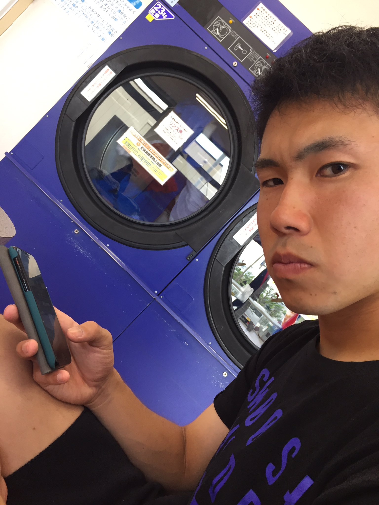 野村 彰宏 同期とランドリーで洗濯中 同期は全員で4人 あれ同期1人足りない 仲間はずれとかじゃありません おやまくんが行かないって言うから 今日の練習のとき室内のゴムチップおやまに投げられて本気でぶん殴ってやろうと思いました T Co