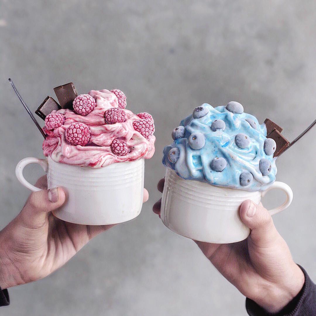 Beautiful new week ❤ from sunny Prague to you all 

Left or right ?

Photo by Naturally Jo