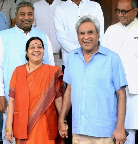SushmaFan's tweet photo. माट्रतुल्य @SushmaSwaraj जी आपका दिन दुखियों और सम्पूर्ण भारत बाशियो के प्रति दया और करुणा का भाव अतुल्यनिय हे आपका कोटि कोटि वंदन और प्रणाम https://t.co/yxB3CYpJzs
