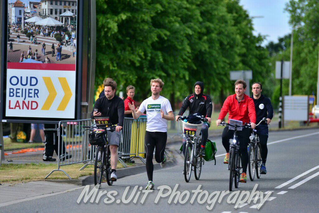 mrs_uit's tweet photo. 1e roparun teams komen door Oud-Beijerland https://t.co/XQWI6HqQkc