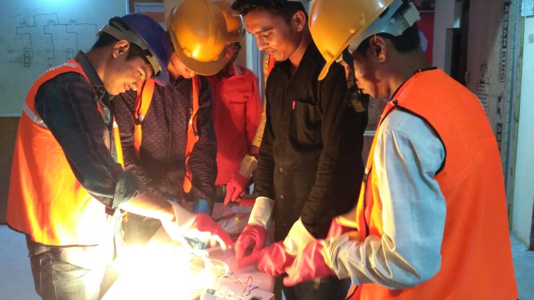 pmkvyravisiksha's tweet photo. Practical classes of Assistant Electrician #constructionSSC @pmkvyravisiksha @MSDESkillIndia @NSDCINDIA @RajivPratapRudy @PMOIndia https://t.co/iVH4w7rET3