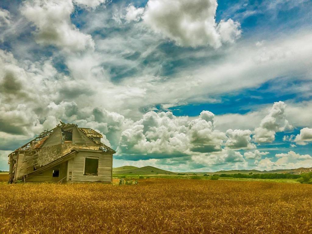 NealSummerton's tweet photo. So many questions?

#oklahoma #oldhouse #whathappened #huffandpuff #bigbadwolf #datskydoe https://t.co/BF0oRp0Hgp