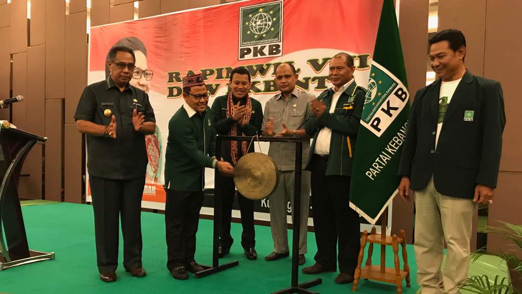 Pemukulan gong oleh Ketua Umum DPP PKB <a href="/cakiminpkb/">Cak Imin</a> didampingi Sekjen PKB <a href="/Kadir_Karding/">Abdul Kadir Karding</a> dan Ketua PKB NTT scr resmi membuka Rapimwil VIII.
