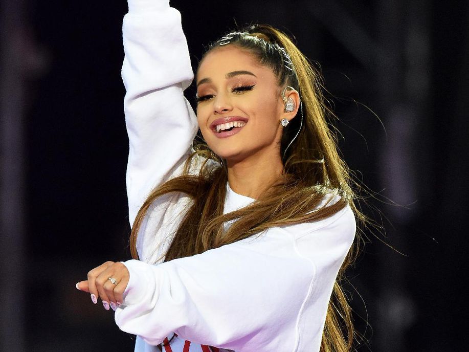 Kenakan Cincin di Konser Amal, Ariana Grande Tunangan? detik.id/6HUgai