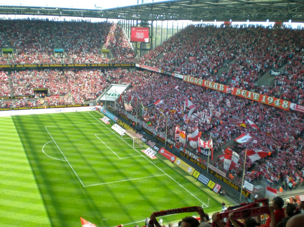 LuxReview's tweet photo. LED makes grass on Bundesliga football pitches 'healthier'. https://t.co/BmKHDPAhcc #horticulture #LED #lighting https://t.co/wbsRz4FXQj