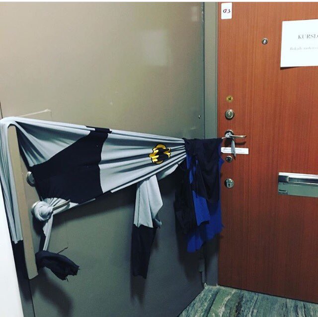 MisaSoderort's tweet image. Ett bevis på att det jobbar ett gäng med superhjältar på Katarina. Trötta superhjältar dock då de glömmer att gömma sina dräkter. #semester