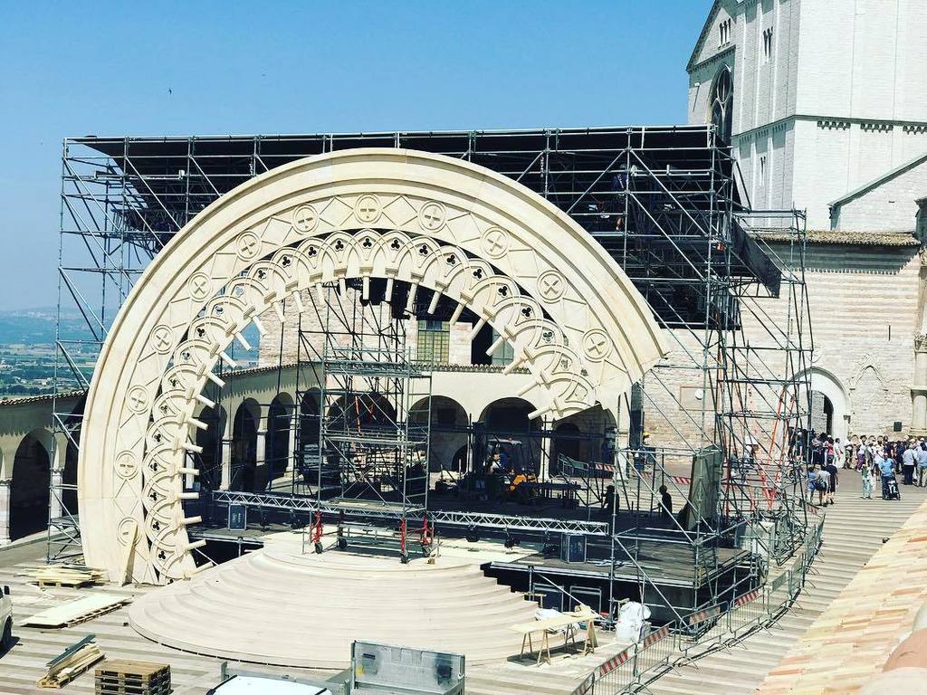 Lu82's tweet photo. Holy cow, they are building a Stargate and I am not wearing my SG1 gear 😜#scifi #stargate #stargatesg1 https://t.co/RwabVgU0rn https://t.co/TDO4lU12B5