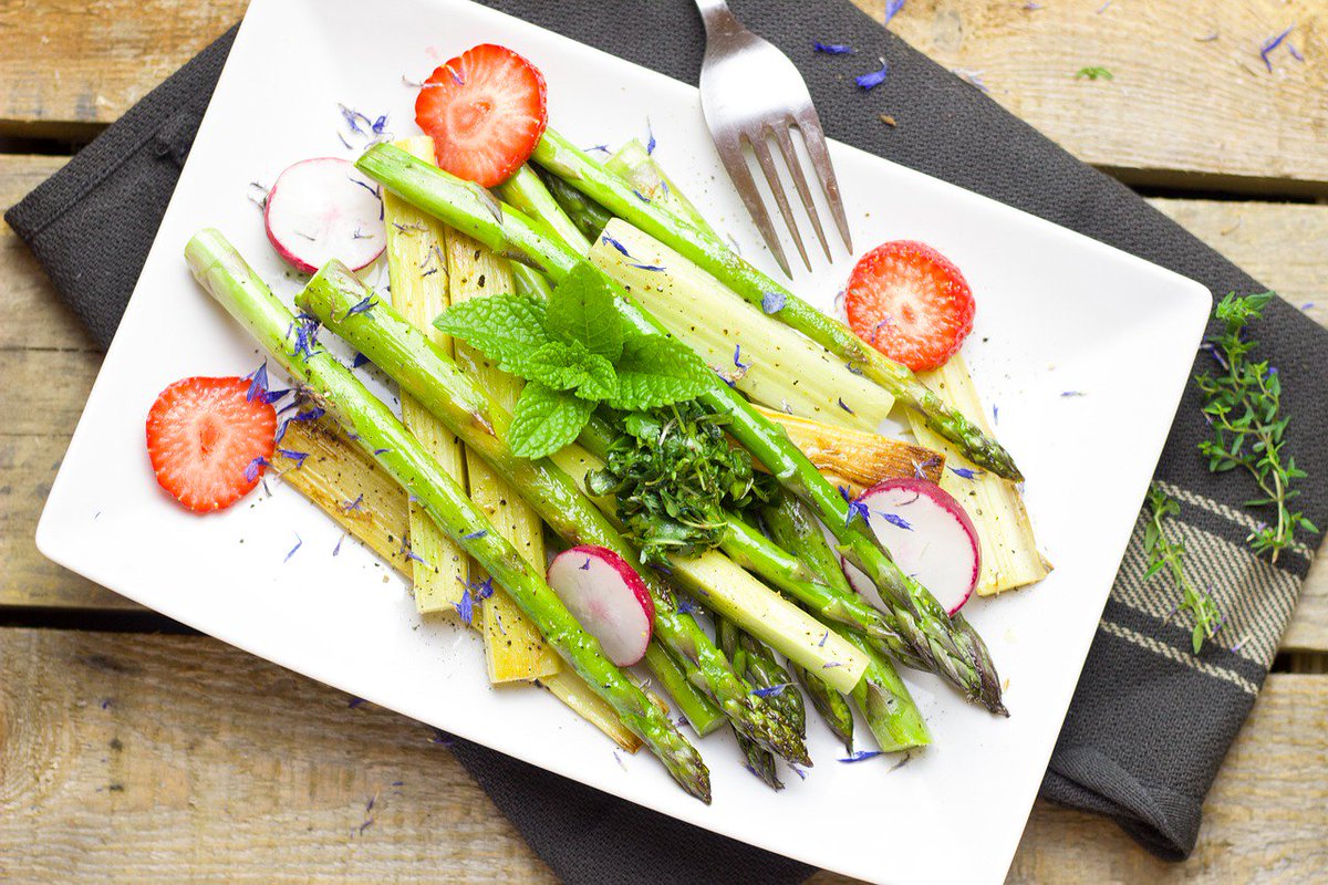 iamcooking_za's tweet photo. It’s #MeatFreeMonday so why not try something delicious like this Asparagus, Rhubarb &amp; Strawberry salad? https://t.co/1iCrzLOcB0
 #Foodie https://t.co/SxchFJjzhx