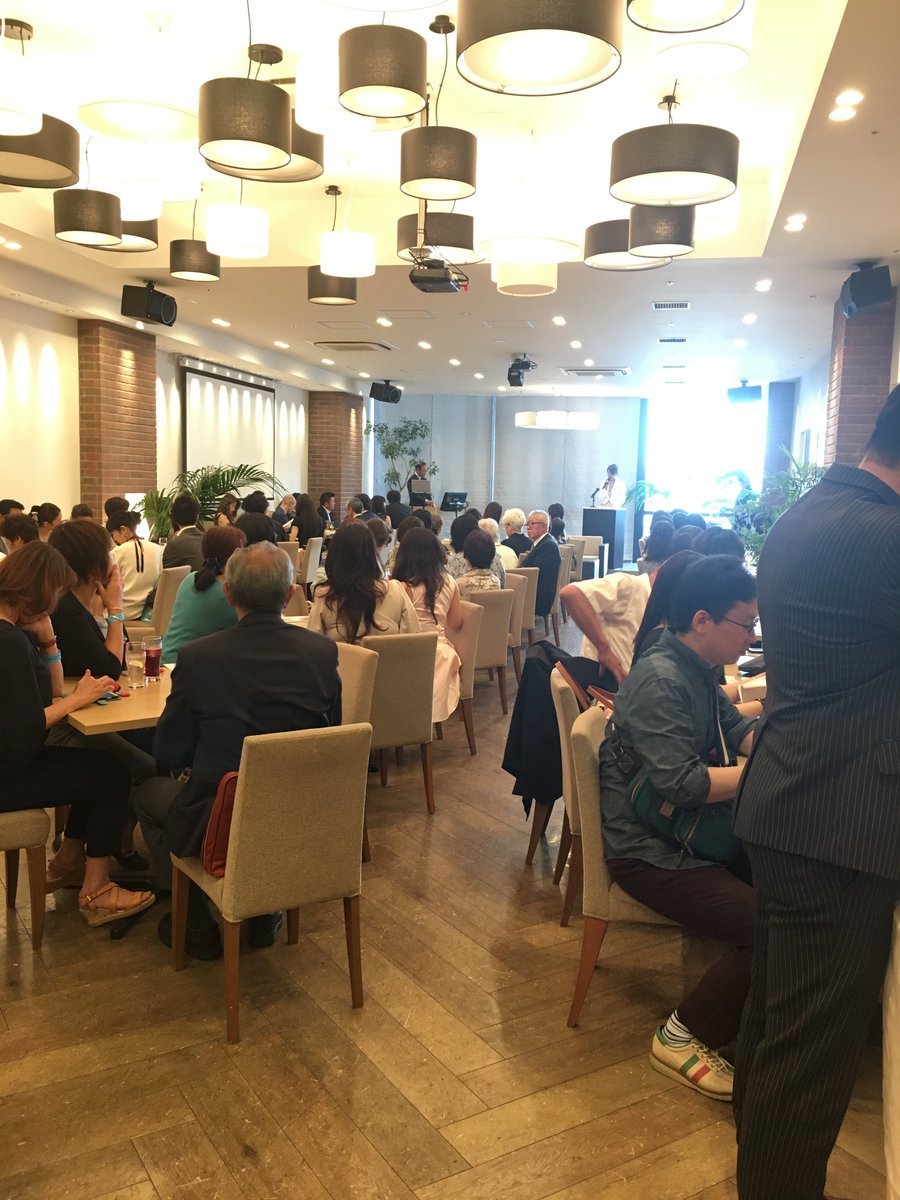 スキナスジャパン 公式 6 3銀座 The Sky Resort Lounge にて スキナスジャパン銀座 オープニングセレモニー が開催されました 当日は ビューティプロデューサーの及川王子こと及川尚輔さんもお祝いに駆けつけていただきセレモニーに花を添えて