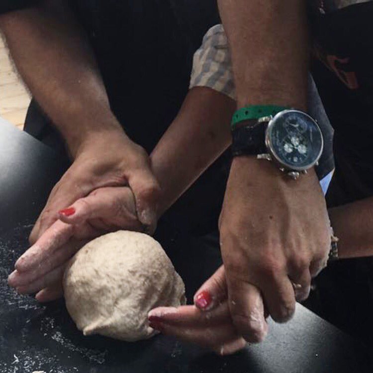 EdwinKlaasen's tweet photo. Een #gelukkigemaandag dag2 #bakinglab @TasteAmsterdam we gaan vandaag 5x 36 #broodliefhebbers blij maken @AEG_nederland #steambake https://t.co/ZehNzNPmBz