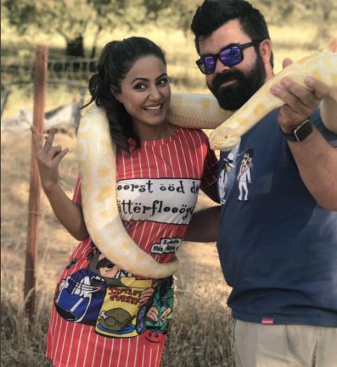 .<a href="/eyehinakhan/">Hina Khan</a> does some daring acts playing with a Cobra in Spain, see pic

bit.ly/2s8uCWj